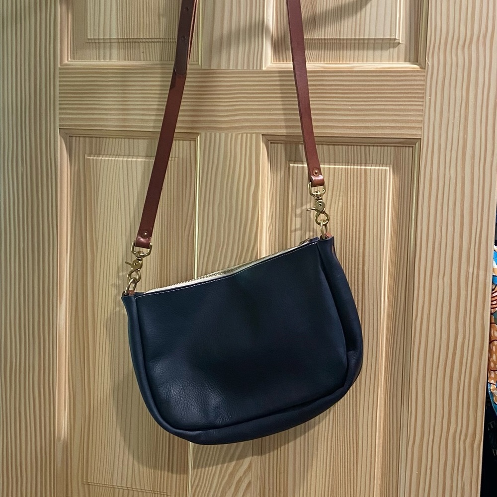 KMM&Co. 100% leather Kodiak Crossbody bag in Navy